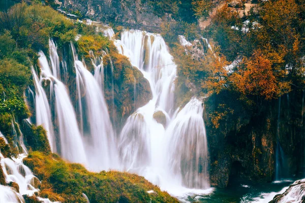 Herfstlandschap Met Pittoreske Watervallen Nationaal Park Plitvice Kroatië Rechtenvrije Stockfoto's