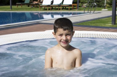 Jakuzide banyo yaptıran çocuk ( hotel Resort )