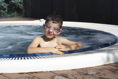 Jakuzide banyo yaptıran çocuk ( hotel Resort )