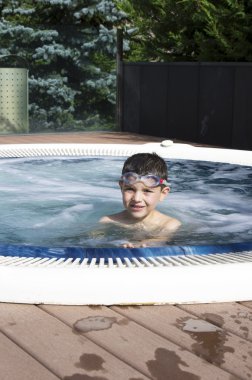 Jakuzide banyo yaptıran çocuk ( hotel Resort )