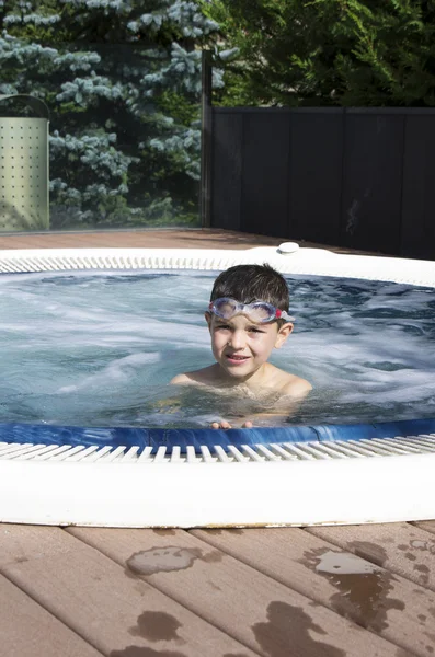 Niño tomando un baño en un jacuzzi (hotel Resort  ) — Foto de Stock