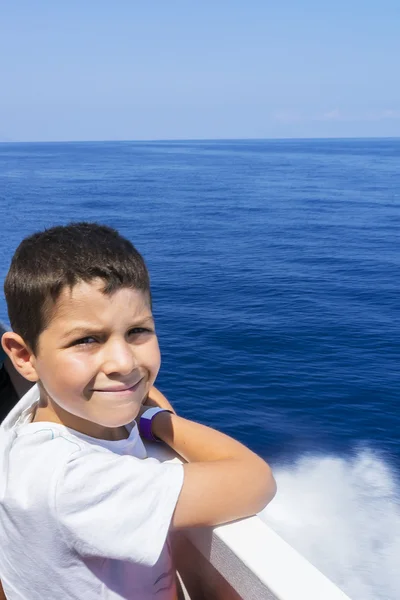Criança no barco — Fotografia de Stock