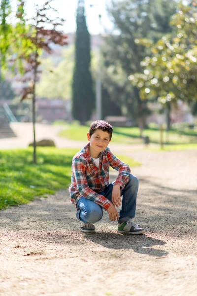 Vrolijke Jongen Draagt Casual Kleding Terwijl Poseren Het Stadspark — Stockfoto