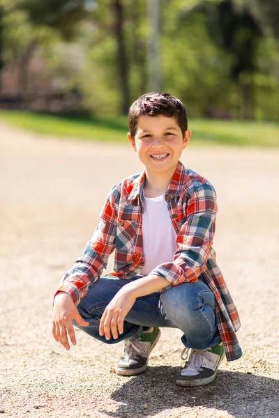 Vrolijke Jongen Draagt Casual Kleding Terwijl Poseren Het Stadspark — Stockfoto