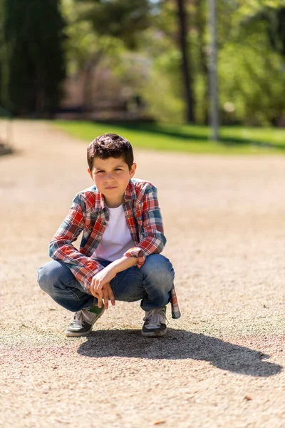 Vrolijke Jongen Draagt Casual Kleding Terwijl Poseren Het Stadspark — Stockfoto