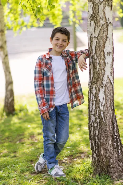 Alegre Retrato Niño Pie Parque Ciudad Mientras Mira Cámara — Foto de Stock