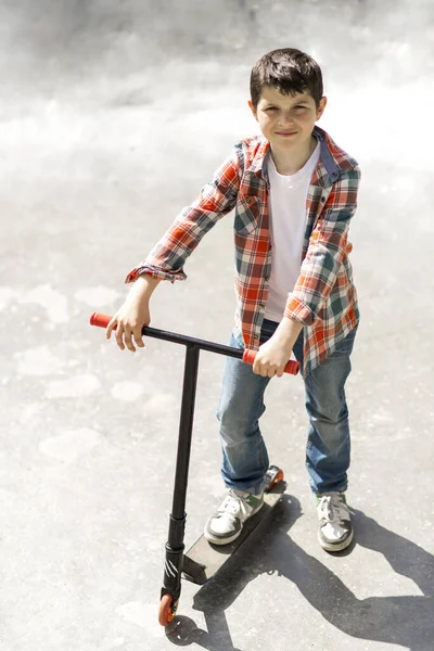 Bonito Menino Mãos Segurando Volante Uma Scooter — Fotografia de Stock