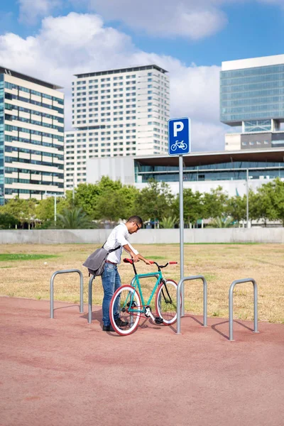 Affärer Livsstil Transport Och Människor Koncept Ung Man Parkering Cykel — Stockfoto