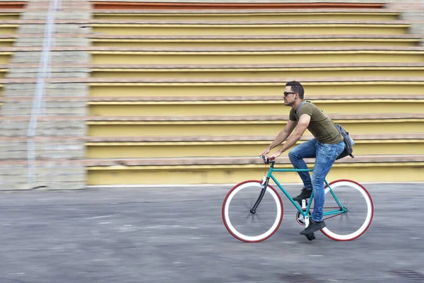 Man Med Solglasögon Ridning Cykel Urban Stad Pendling Trendig Transport — Stockfoto