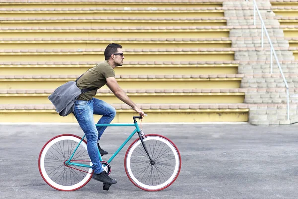 Masculino Com Óculos Sol Andando Bicicleta Cidade Urbana Pendular Transporte — Fotografia de Stock