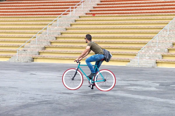 Masculino Com Óculos Sol Andando Bicicleta Cidade Urbana Pendular Transporte — Fotografia de Stock