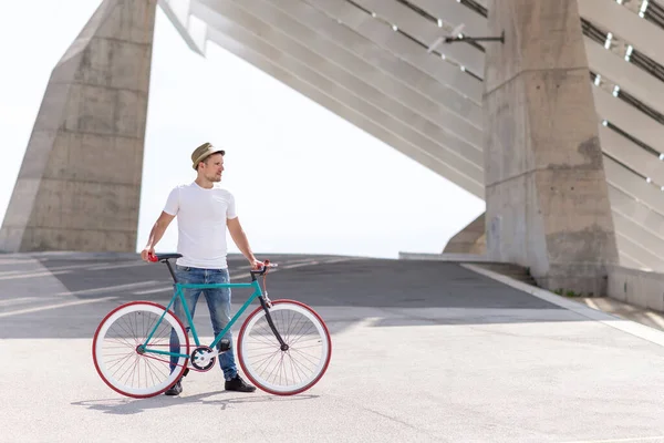 Ung Man Cykla Sommardag Staden — Stockfoto