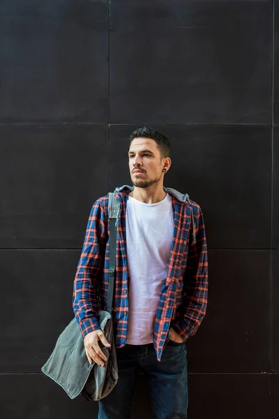 Selbstbewusster Gutaussehender Bärtiger Mann Jeansjacke Posiert Vor Schwarzer Wand Für — Stockfoto