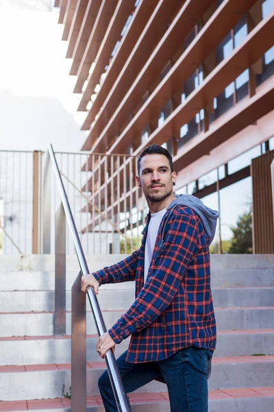 Sorrindo Hispânico Homem Apoiando Trilhos — Fotografia de Stock