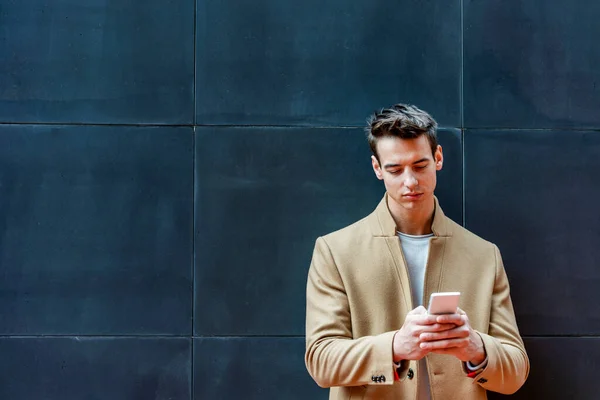 Cheerful Man Leaning Wall City Using Smartphone — Stock Photo, Image