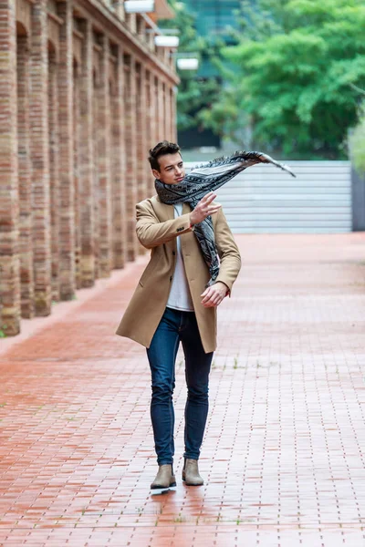 Snygg Ung Man Vinterkläder Som Går Stan Gatufotografering — Stockfoto