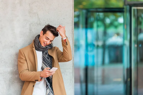 Cheerful Man Leaning Wall City Using Smartphone — Stock Photo, Image