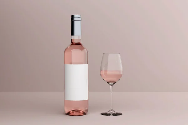Etiketli bir şişe gül şarabı ve pembe arka planda fotogerçekçi bir cam kadeh. 3d gerçekçilik oluşturucu