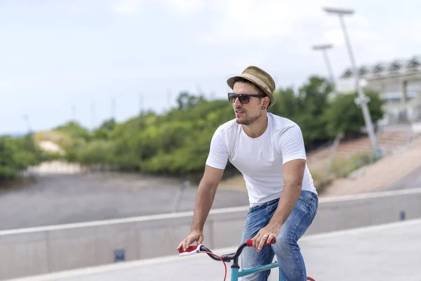 Man Sunglasses Riding Bicycle Urban City Commuting Trendy Transportation — Stockfoto