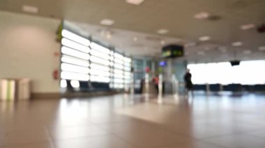 Bulanık insanlar Lizbon havaalanındaki kalkış terminalinde yürüyor