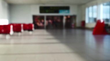 Bulanık insanlar Lizbon havaalanındaki kalkış terminalinde yürüyor