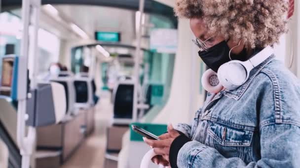 Вид Сбоку Молодую Привлекательную Афроамериканку Сидящую Движущемся Городском Метропоезде Отправляющую Видеоклип