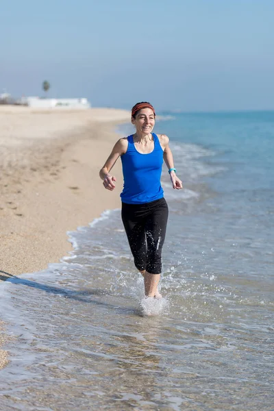 Mujer Joven Corre Una Playa Arena Marina Por Mañana — Foto de Stock