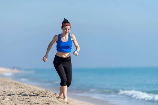 Young Woman Runs Seashore Sandy Beach Morning — Stock Photo, Image