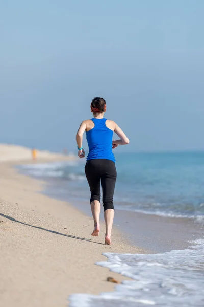 Jovem Mulher Corre Uma Praia Areia Litorânea Pela Manhã — Fotografia de Stock