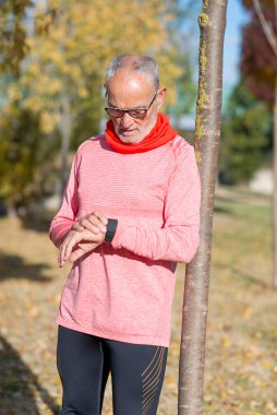 Kıdemli bir adam akıllı saati kuruyor.