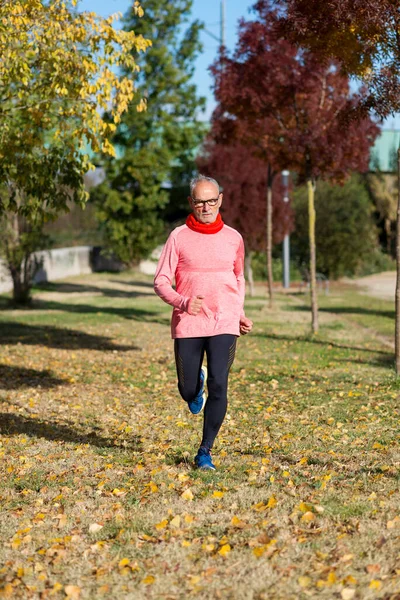 Mature Man Jogging Lake Morning Time Feeling Young Again — 图库照片