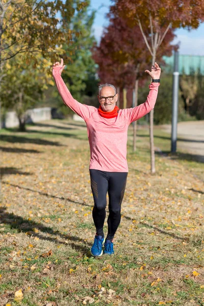 Senior Runner Man Armen Omhoog Het Lopen — Stockfoto