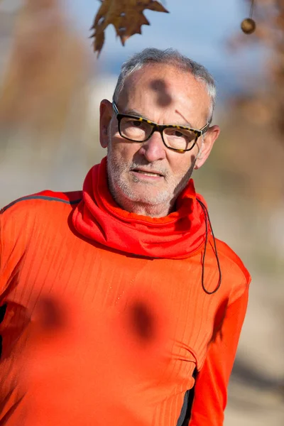 Turuncu eşofman üstüyle doğada dinleniyor..