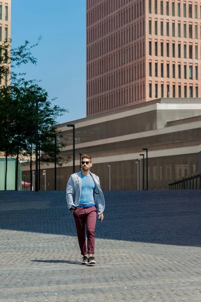 Güneş Gözlüklü Genç Sakallı Adam Moda Mankeni Şehir Arka Planında — Stok fotoğraf