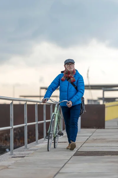 Porträtt Senior Man Går Med Sin Cykel Intill Havet — Stockfoto