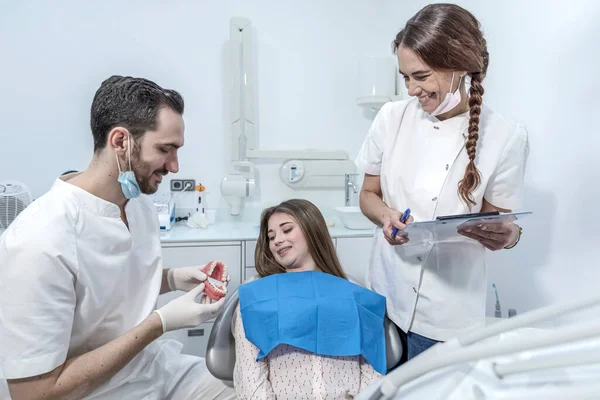 Dentista Mostrando Modello Mascelle Paziente Clinica Dentale — Foto Stock