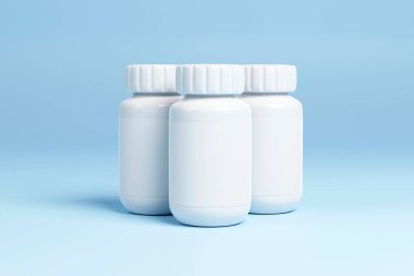 Üç beyaz plastik tıbbi şişe. Eczane modeli. Tıbbi şablon 3D resimleme