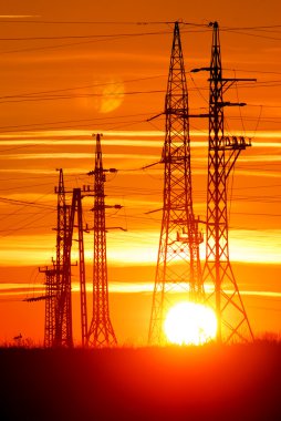 gün batımı ile enerji nakil direkleri