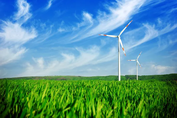 Вітроенергетичні турбіни на полі — стокове фото