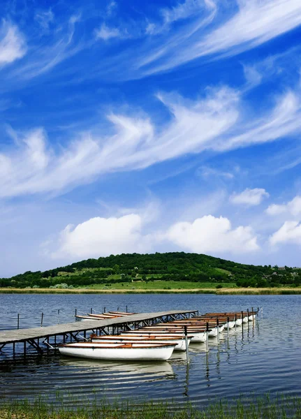 Blue lake with boats — Stock Photo, Image