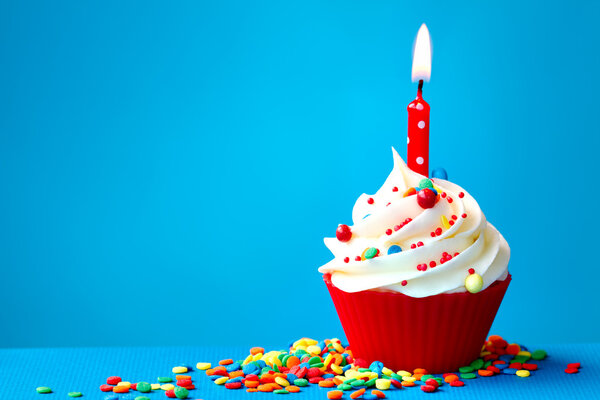 Cupcake de cumpleaños — Imagen de stock Cupcake de cumpleaños Fotos De Stock Sin Royalties Gratis