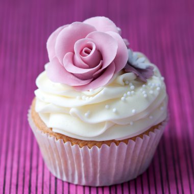 Mor gül cupcake