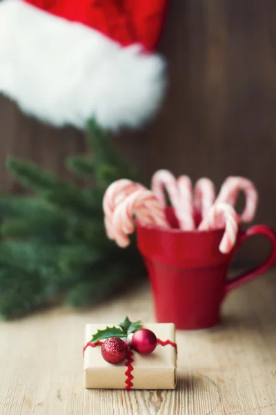 Presente de Natal com bastões de doces — Fotografia de Stock
