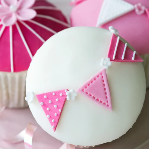 Roze en witte cupcakes — Stockfoto