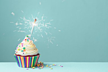 святкування кекс з sparkler
