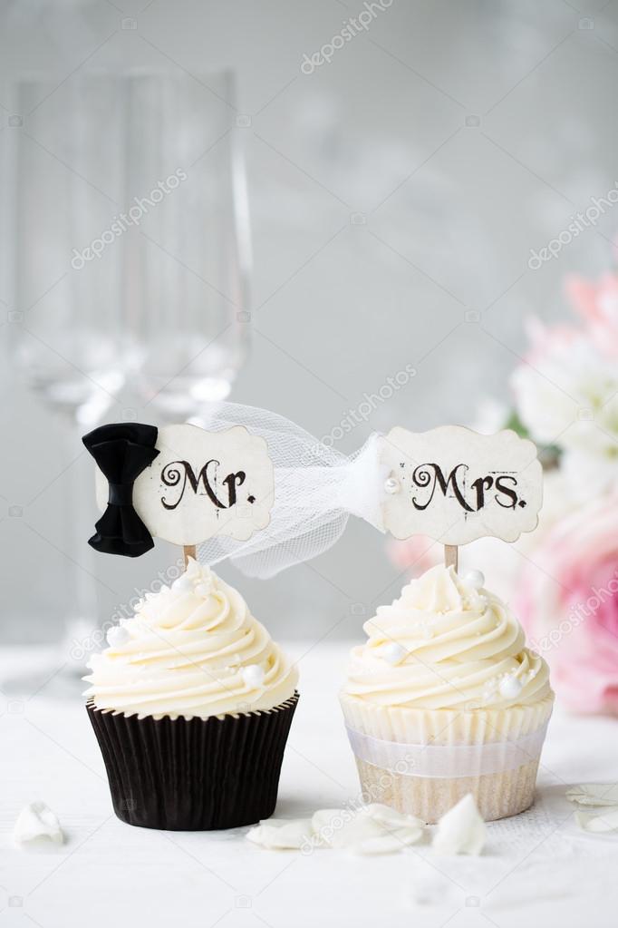 Bride and groom cupcakes