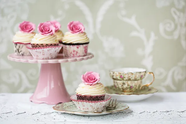 Chá da tarde com cupcakes de rosa — Fotografia de Stock