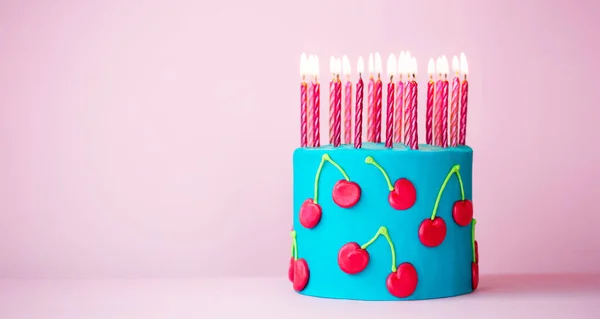 Colorido Pastel Cumpleaños Rosa Azul Decorado Con Cerezas Crema Mantequilla — Foto de Stock