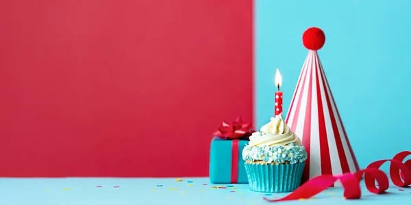 Födelsedag Fest Bakgrund Med Födelsedag Cupcake Födelsedagspresent Och Födelsedagsfest Hatt — Stockfoto