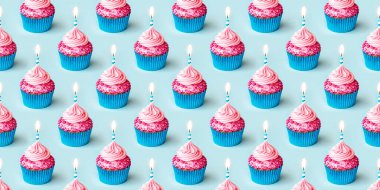Doğum günü pastalarının kusursuz arkaplanı doğum günü mumuyla süslenmiş.